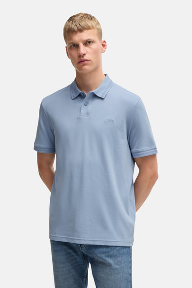 Polo bleu clair par BOSS ORANGE, avec col et bordures des manches texturés.