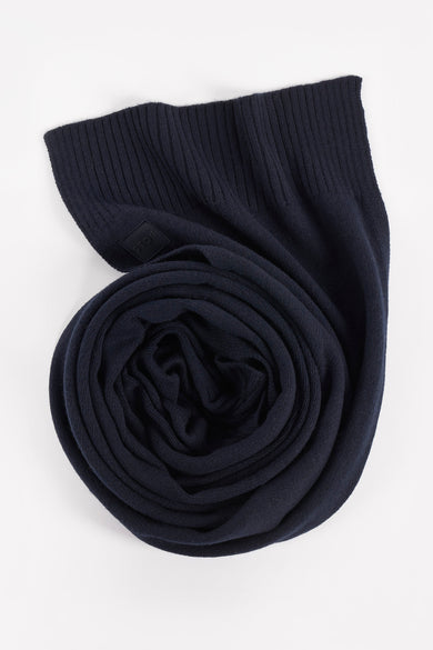 Écharpe bleue en tricot de BOSS ORANGE, enroulée avec un motif côtelé.
