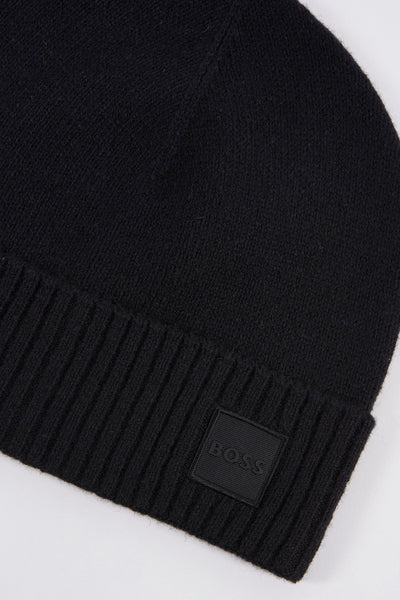 Bonnet bleu foncé par BOSS ORANGE avec un motif tricoté côtelé et un patch logo carré ton sur ton.