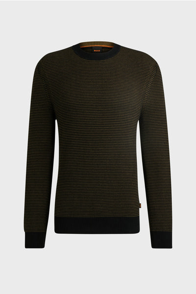Pull à col O noir de BOSS ORANGE, à fines rayures horizontales marron foncé.