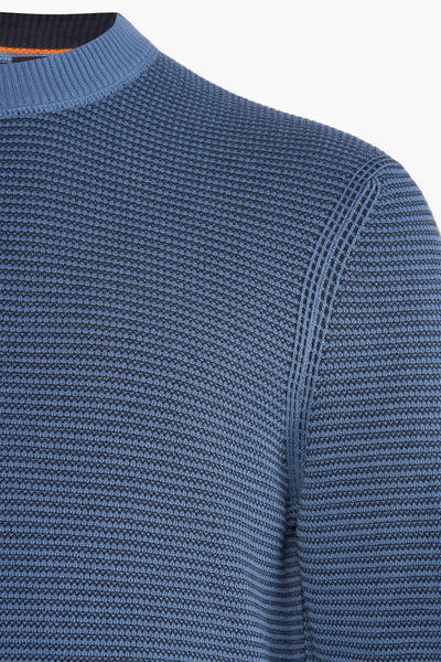 Pull à col roulé bleu par BOSS ORANGE avec une texture gaufrée visible et un col montant.