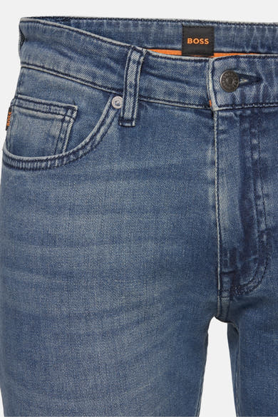 Jean slim en denim bleu moyen de BOSS, avec détails de couture et poche gousset.
