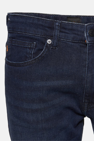 Jean slim en denim bleu foncé de BOSS ORANGE, avec une poche gousset et des surpiqûres ton sur ton.