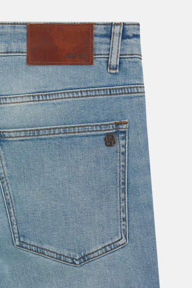 Jean slim en denim bleu clair de BOSS ORANGE avec poche arrière ornée du logo.