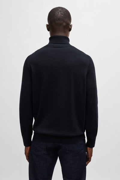 Pull à col roulé bleu de BOSS ORANGE, porté avec un jean, vue de dos.
