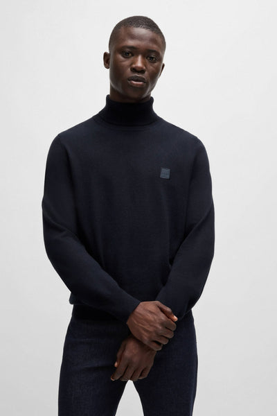 Blauwe coltrui van BOSS ORANGE, gedragen met een donkerblauwe broek.