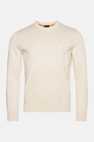 Pull à col rond écru de BOSS ORANGE, avec un patch logo carré subtil.