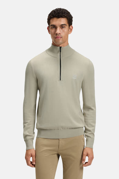 Pull col roulé gris par BOSS ORANGE avec fermeture éclair et logo discret sur le côté.