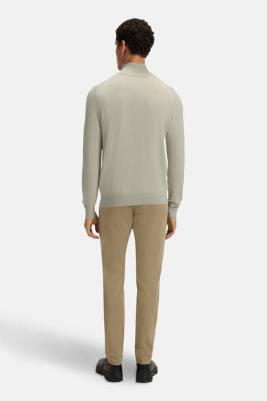 Pull col roulé gris de BOSS ORANGE, porté avec un pantalon marron et des chaussures noires, vue de dos.