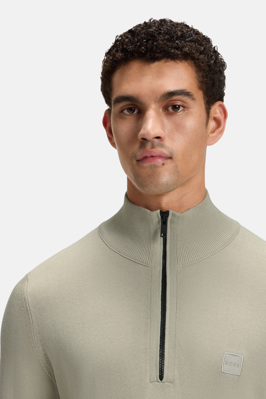 Pull col roulé gris de BOSS ORANGE avec une fermeture éclair noire et un logo subtil.