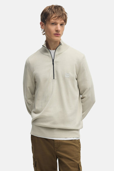 Beige coltrui van BOSS, met korte ritssluiting en discreet logo op de voorkant.
