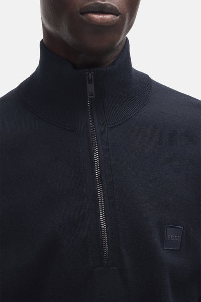 Blauwe coltrui van BOSS ORANGE met korte ritssluiting en discreet geborduurd logo.