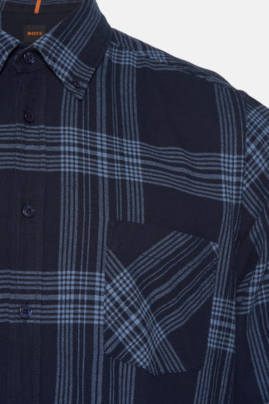 Chemise bleue à carreaux à manches longues par BOSS ORANGE, avec poche de poitrine et col boutonné.
