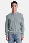 Pull gris à col polo de BOSS ORANGE, avec broderie discrète sur poitrine, manches longues et ourlet côtelé, porté avec jeans délavés.