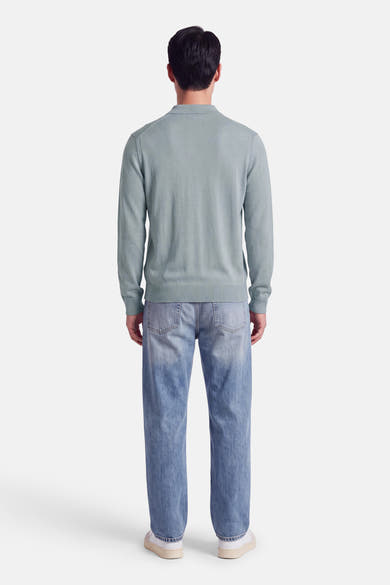 Pull gris en maille douce, de BOSS ORANGE, vue arrière sur modèle portant jeans délavés et baskets blanches