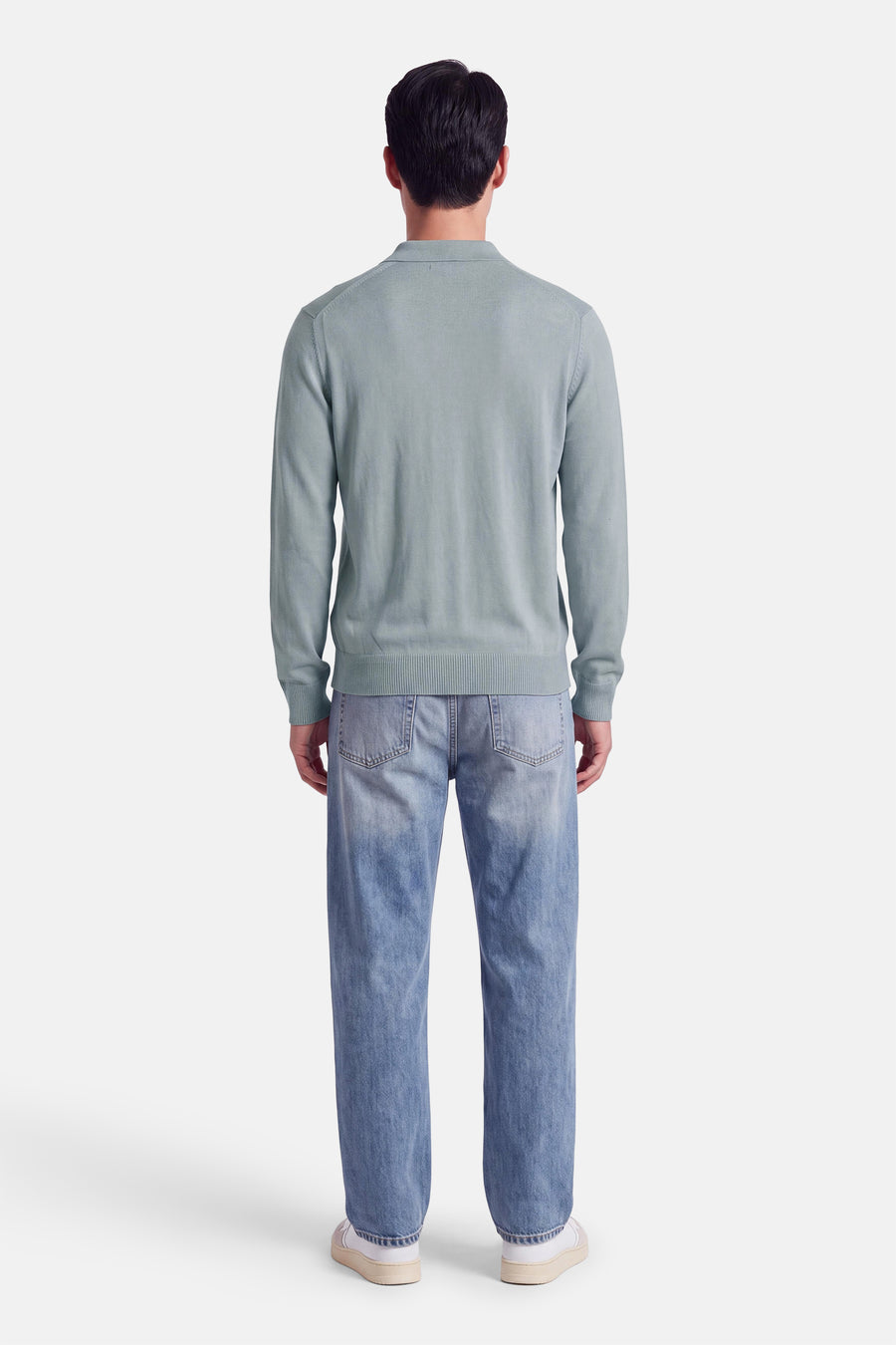 Pull gris en maille douce, de BOSS ORANGE, vue arrière sur modèle portant jeans délavés et baskets blanches