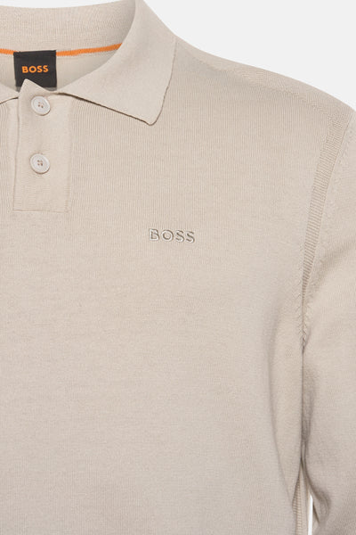 Pull beige en tricot de BOSS, avec logo brodé sur le devant.