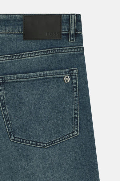 Jean droit en denim bleu moyen de BOSS ORANGE, avec poche arrière ornée d'un logo.