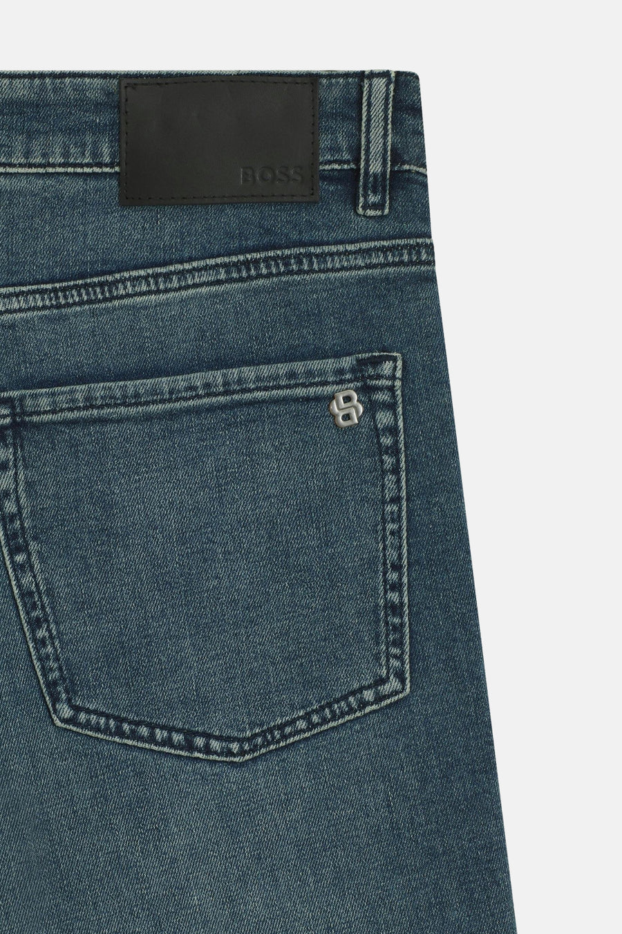 Jean droit en denim bleu moyen de BOSS ORANGE, avec poche arrière ornée d'un logo.