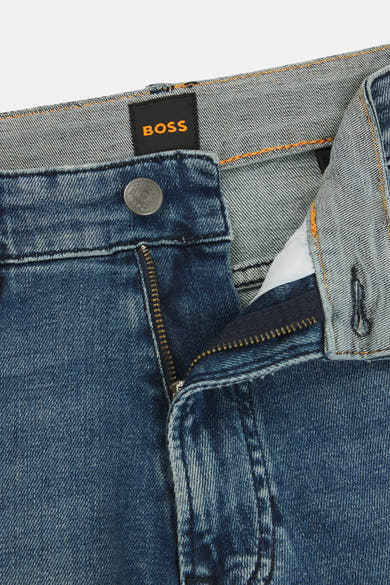 Jean droit en denim bleu moyen de BOSS ORANGE avec une braguette zippée visible.