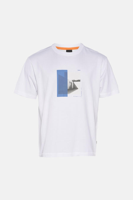 Wit T-shirt met korte mouwen van BOSS ORANGE, effen, met een klein rood label aan de zijkant.