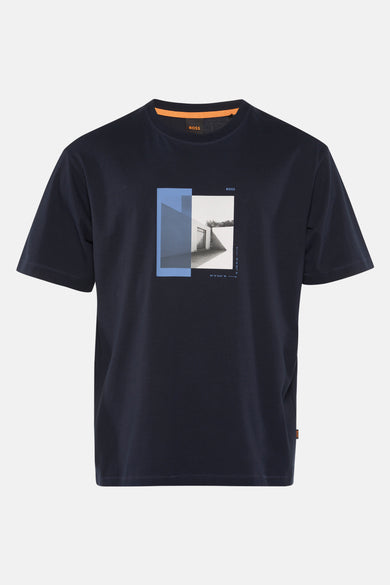 Blauwe t-shirt met korte mouwen van BOSS ORANGE met een geometrisch architecturaal patroon.