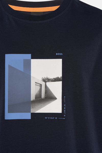 T-shirt bleu à manches courtes de BOSS ORANGE avec un motif architectural géométrique.
