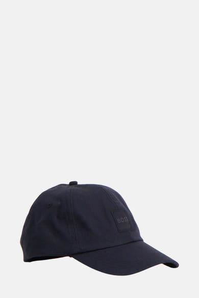 Casquette bleu foncé de BOSS ORANGE, avec un logo carré ton sur ton sur le côté.
