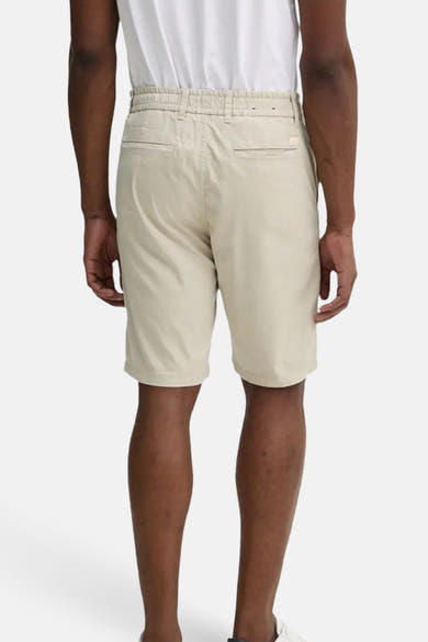 Short beige de BOSS ORANGE, avec une ceinture élastique et des poches arrières passepoilées.