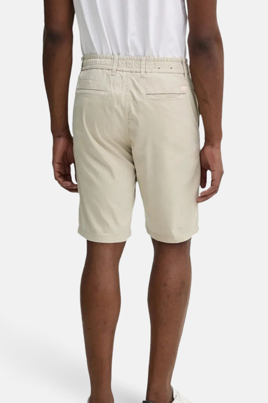 Short beige de BOSS ORANGE, avec une ceinture élastique et des poches arrières passepoilées.