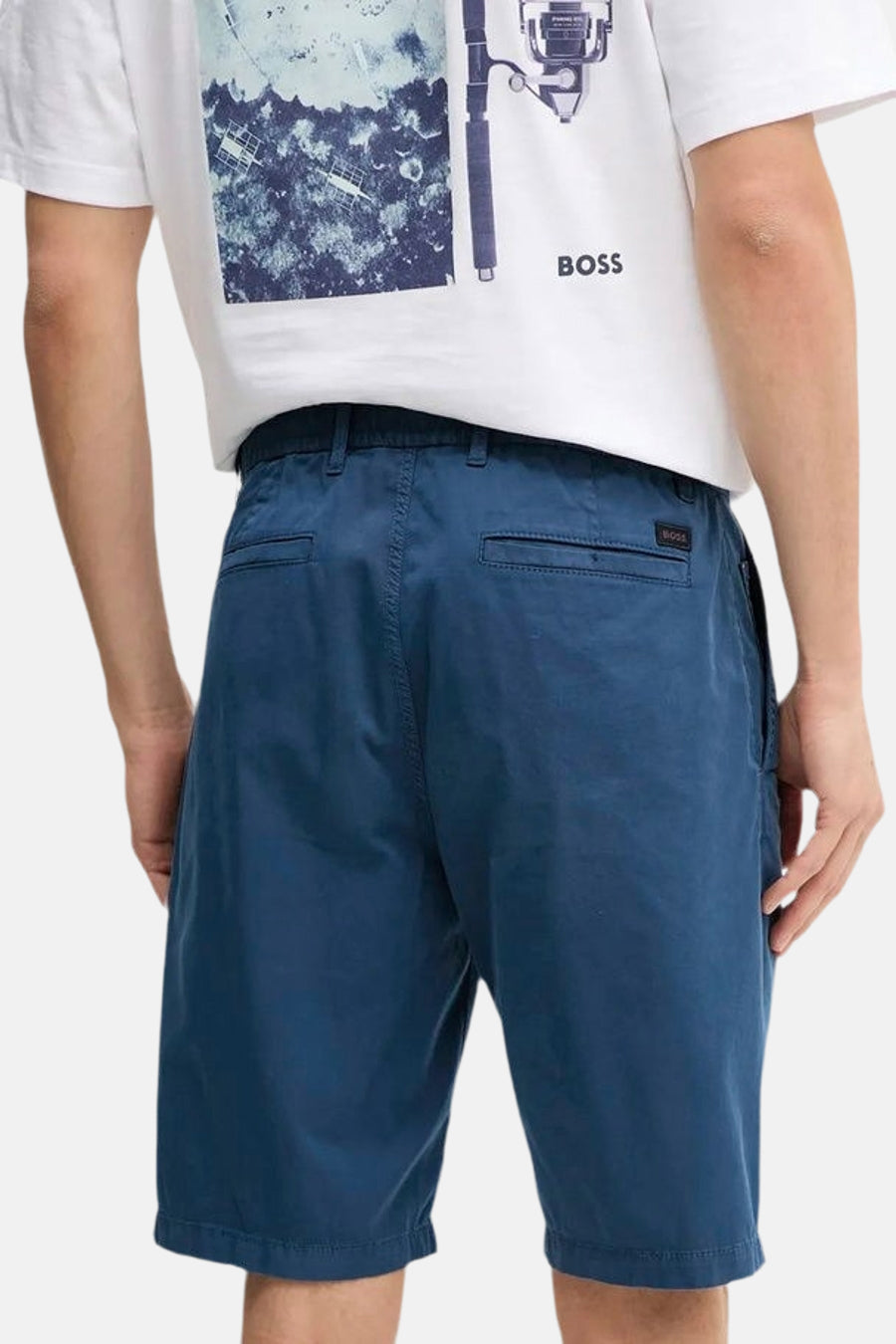 Short bleu par BOSS ORANGE, avec poches arrières et élastique à la taille.