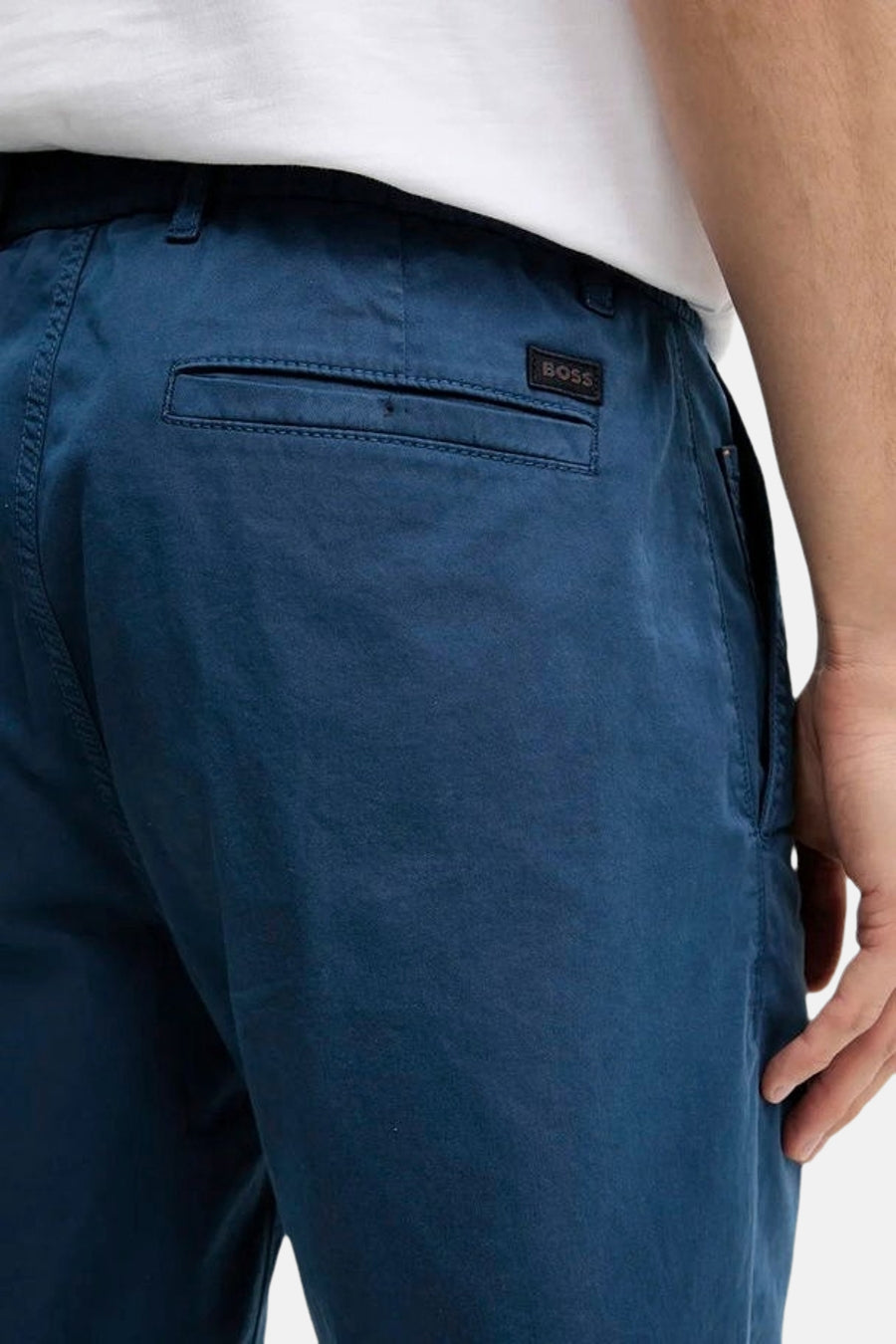 Short bleu de BOSS ORANGE, avec poche arrière passepoilée et logo de la marque.