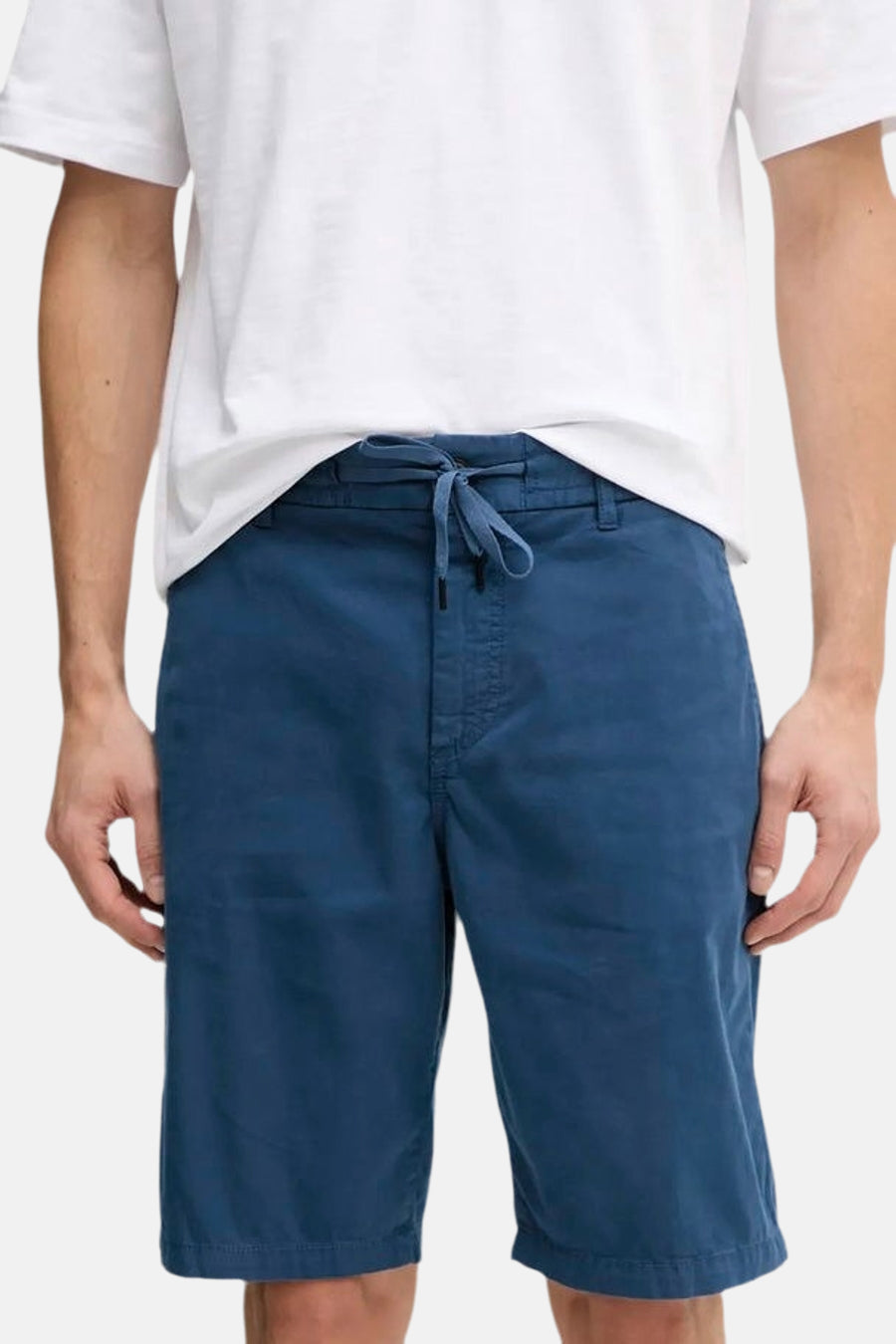 Short bleu de BOSS ORANGE, avec cordon de serrage à la taille, porté avec un t-shirt blanc.