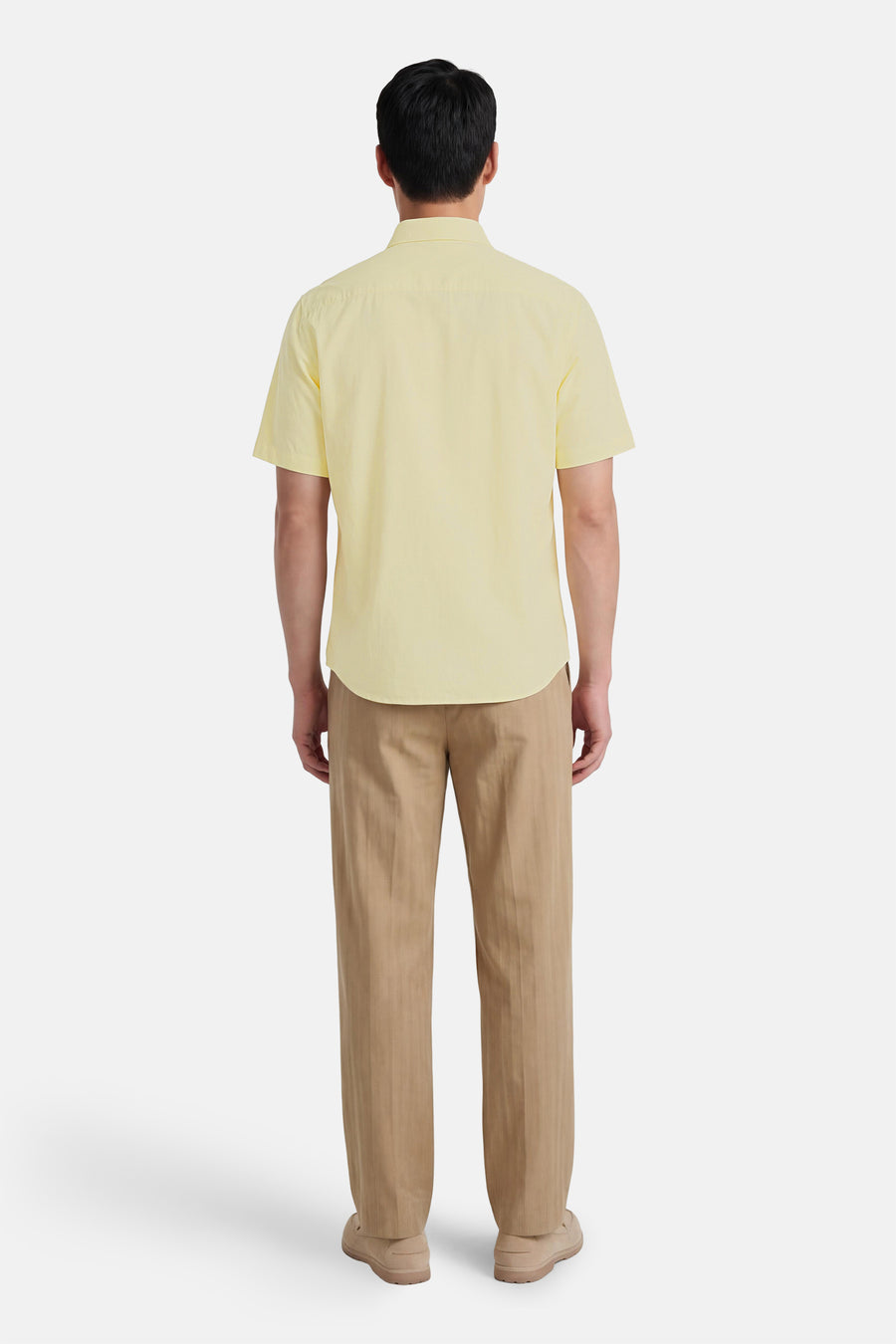 Chemise à manches courtes verte de BOSS ORANGE, avec manches courtes et coupe classique, portée avec un pantalon marron.