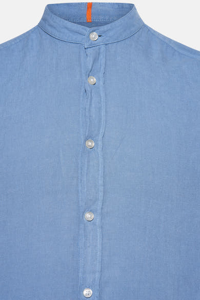 Blauwe linnen blouse met lange mouwen van BOSS ORANGE met een knoopsluiting en een mao-kraag.