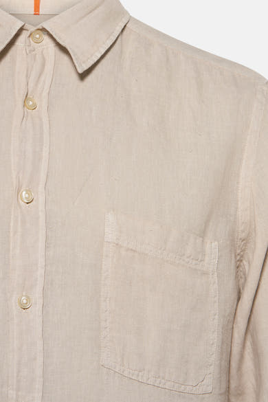 Chemise à manches longues beige de BOSS ORANGE avec une poche poitrine et des boutons nacrés.