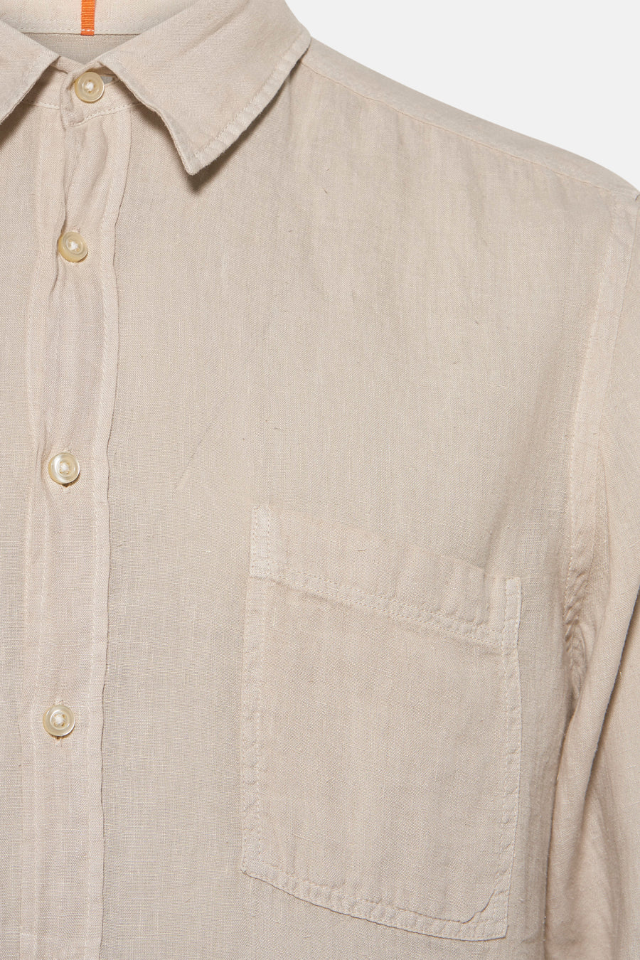 Chemise à manches longues beige de BOSS ORANGE avec une poche poitrine et des boutons nacrés.