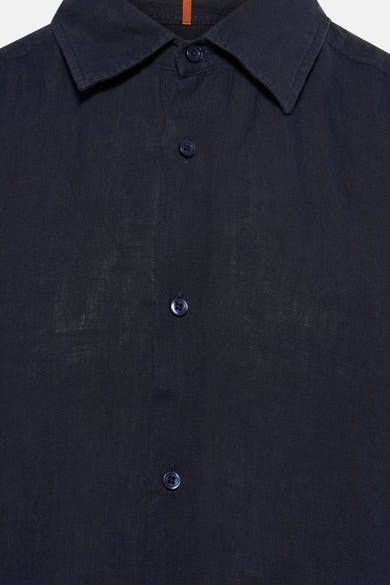 Chemise bleu foncé à manches courtes de BOSS ORANGE, avec une texture subtile et des boutons assortis.
