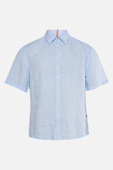 Chemise à manches courtes bleue de BOSS ORANGE, avec une rayure orange visible au niveau du cou.