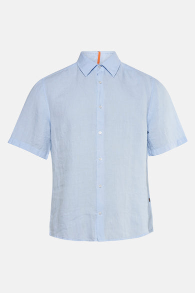 Chemise à manches courtes bleue de BOSS ORANGE, avec une rayure orange visible au niveau du cou.