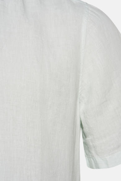 Chemise à manches courtes bleue en lin par BOSS ORANGE, détail de couture sur l'épaule.