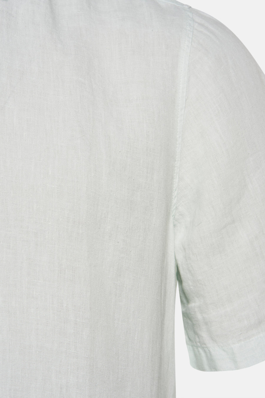 Chemise à manches courtes bleue en lin par BOSS ORANGE, détail de couture sur l'épaule.