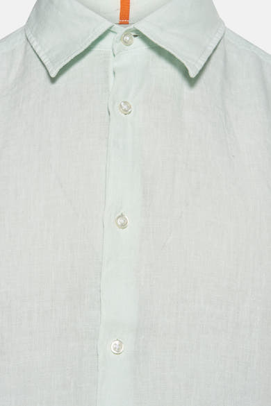 Chemise à manches courtes bleue de BOSS ORANGE, détail des boutons et col classique.