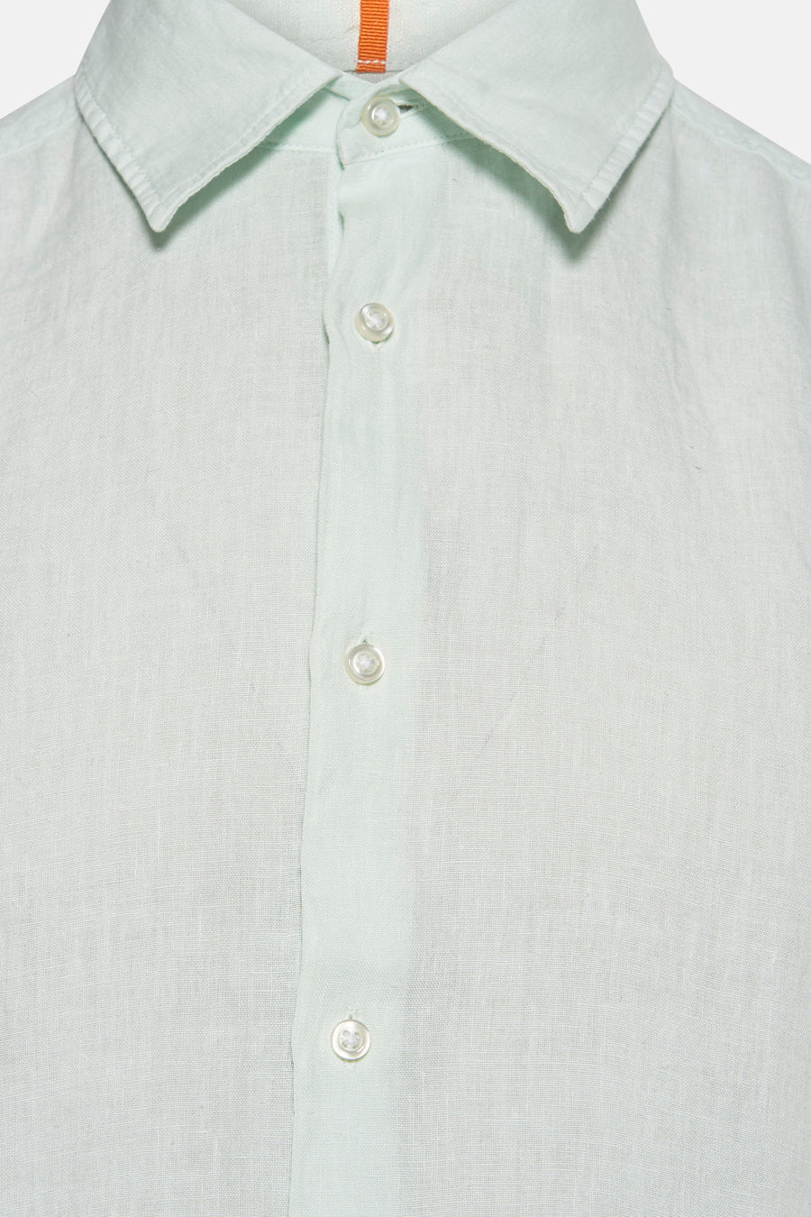 Chemise à manches courtes bleue de BOSS ORANGE, détail des boutons et col classique.