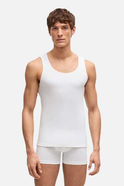 T-shirt blanc de BOSS ORANGE, style débardeur à col rond, avec logo discret sur la poitrine et porté avec un boxer blanc.