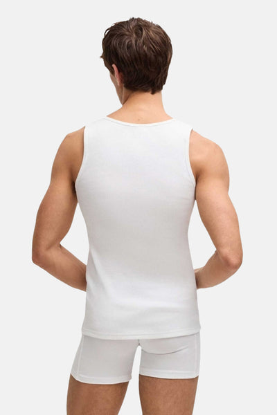 T-shirt blanc sans manches de BOSS ORANGE, vu de dos sur un homme portant un boxer assorti.