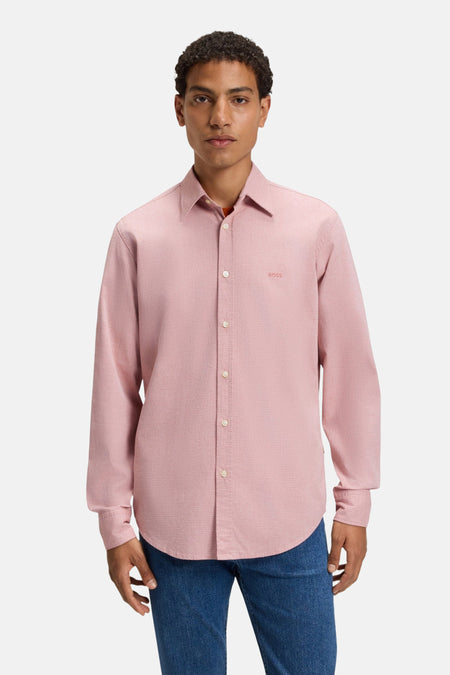 Roze gemêleerd overhemd met lange mouwen van BOSS ORANGE, met een knoopsluiting en gedragen met een spijkerbroek.