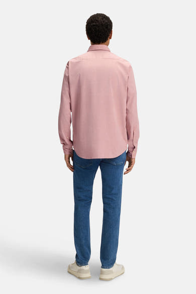 Chemise orange à manches longues de BOSS ORANGE, portée avec un jean bleu et des baskets beiges, vue de dos.
