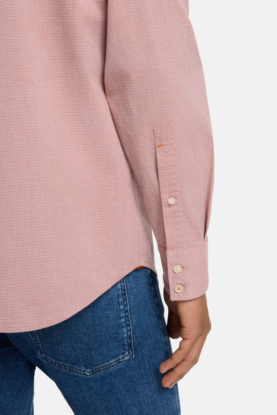 Chemise à manches longues orange à motif texturé de BOSS ORANGE, détail des boutons de manchette et jeans bleus