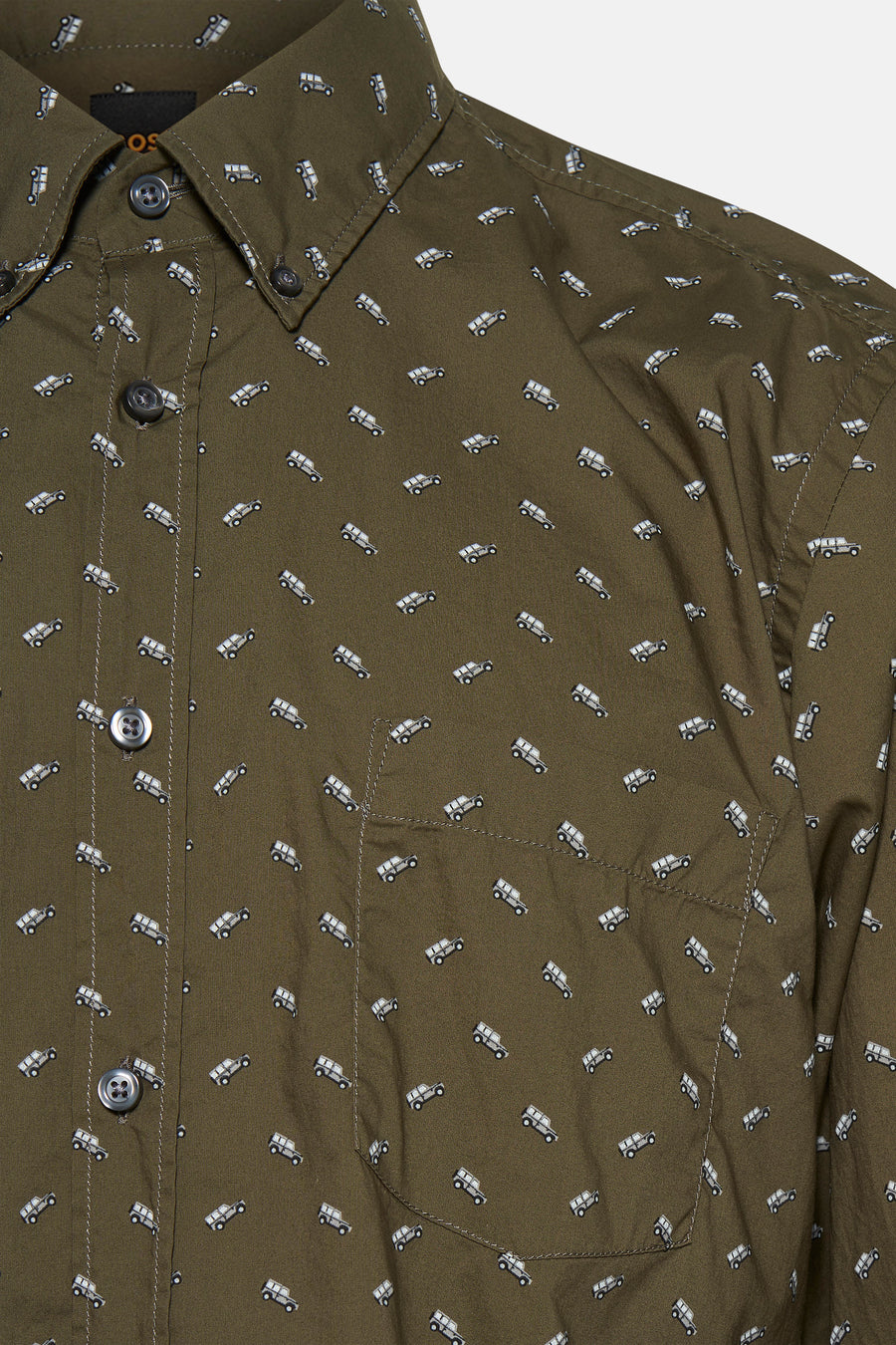 Chemise à manches longues verte by BOSS ORANGE avec motif de petites voitures blanches et poche poitrine.
